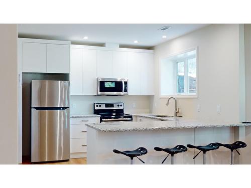 1605 Mount Royal Peak, Cranbrook, BC - Indoor Photo Showing Kitchen With Upgraded Kitchen