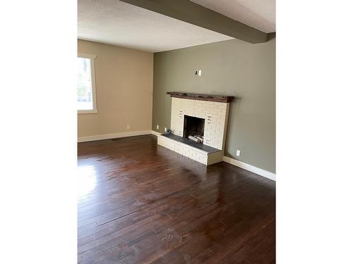 1305 King Street, Cranbrook, BC - Indoor Photo Showing Living Room With Fireplace