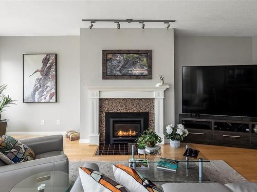 617-50 Songhees Rd, Victoria, BC - Indoor Photo Showing Living Room With Fireplace