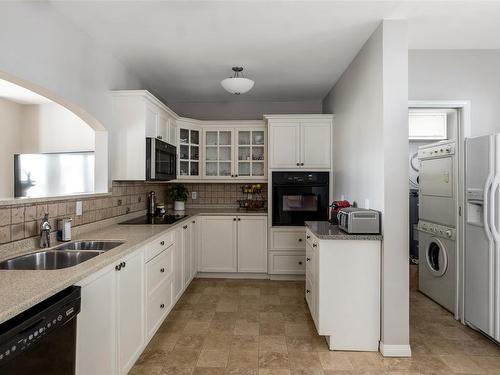 617-50 Songhees Rd, Victoria, BC - Indoor Photo Showing Kitchen With Double Sink