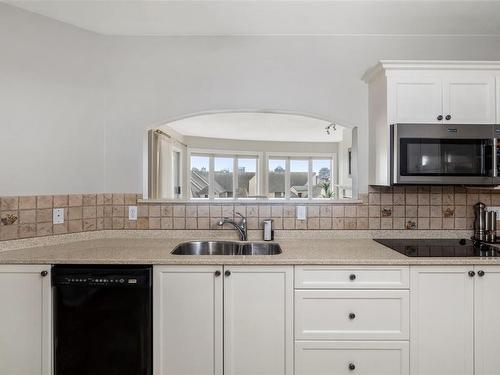 617-50 Songhees Rd, Victoria, BC - Indoor Photo Showing Kitchen With Double Sink