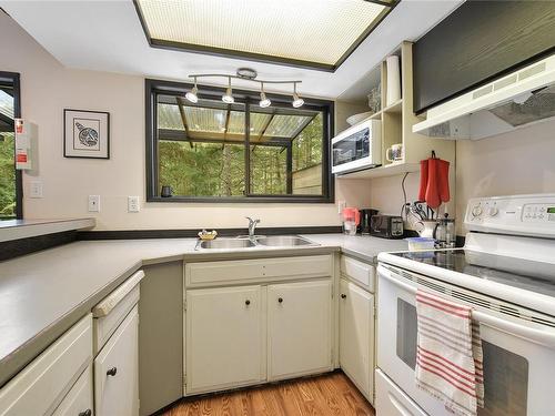3714 Bosun Way, Pender Island, BC - Indoor Photo Showing Kitchen With Double Sink
