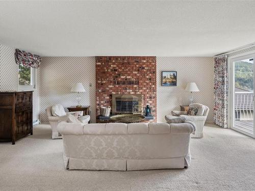 6633 Chisholm Trail, Duncan, BC - Indoor Photo Showing Living Room With Fireplace