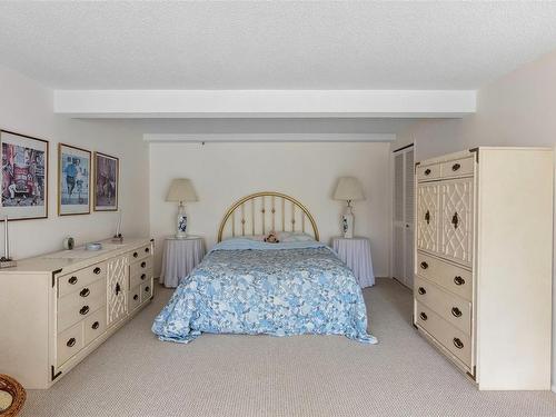 6633 Chisholm Trail, Duncan, BC - Indoor Photo Showing Bedroom