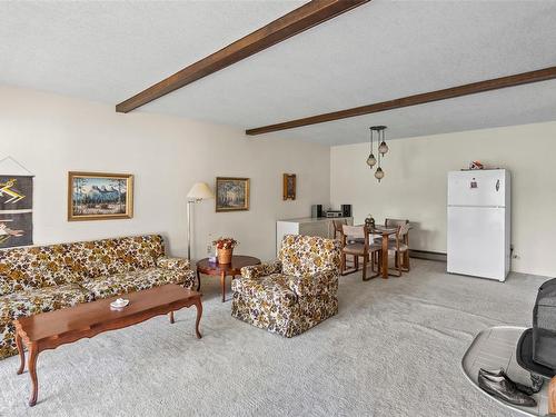 6633 Chisholm Trail, Duncan, BC - Indoor Photo Showing Living Room