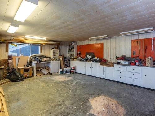 6633 Chisholm Trail, Duncan, BC - Indoor Photo Showing Garage