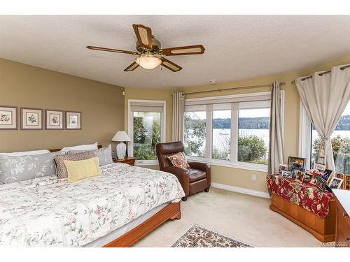 7602 Ships Point Rd, Fanny Bay, BC - Indoor Photo Showing Bedroom