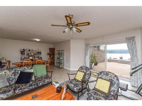 7602 Ships Point Rd, Fanny Bay, BC - Indoor Photo Showing Other Room