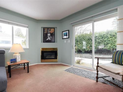 8-595 Evergreen Rd, Campbell River, BC - Indoor Photo Showing Living Room With Fireplace
