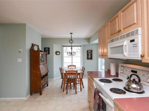 8-595 Evergreen Rd, Campbell River, BC - Indoor Photo Showing Kitchen