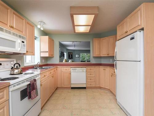 8-595 Evergreen Rd, Campbell River, BC - Indoor Photo Showing Kitchen With Double Sink
