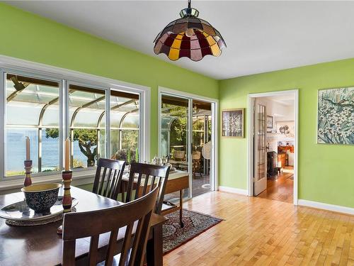 2550 Queenswood Dr, Saanich, BC - Indoor Photo Showing Dining Room
