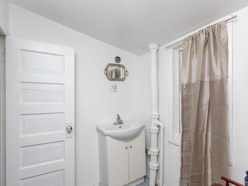 226 High Street N, Thunder Bay, ON - Indoor Photo Showing Bathroom
