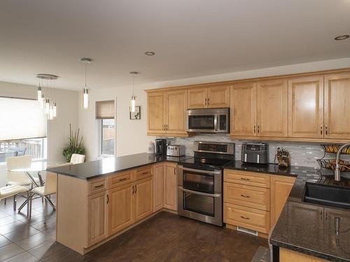 241 South Creek Bay, Thunder Bay, ON - Indoor Photo Showing Kitchen