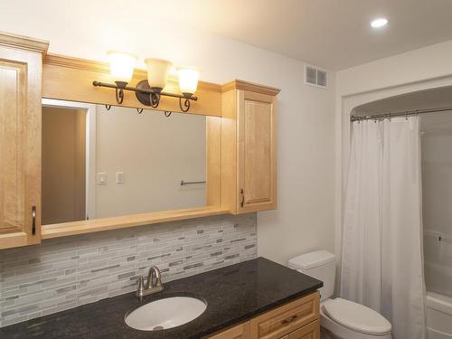 241 South Creek Bay, Thunder Bay, ON - Indoor Photo Showing Bathroom