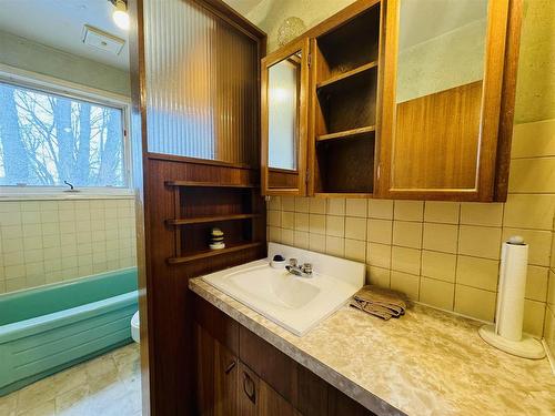 46 Kirkpatrick Avenue, Dryden, ON - Indoor Photo Showing Bathroom