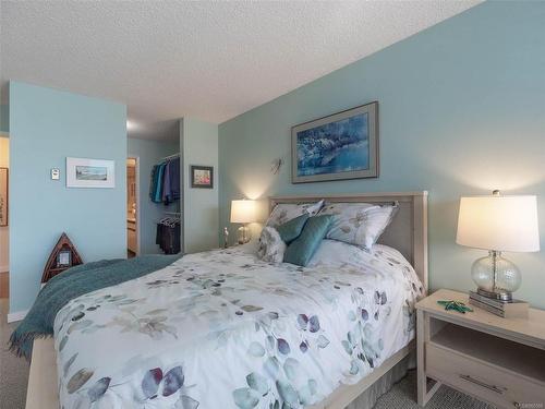 218-9805 Second St, Sidney, BC - Indoor Photo Showing Bedroom