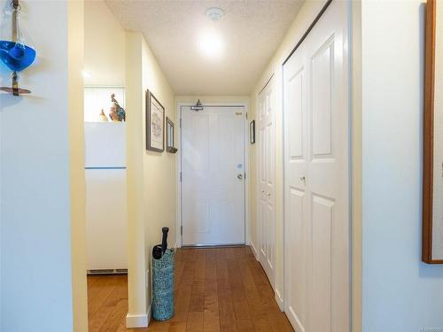 218-9805 Second St, Sidney, BC - Indoor Photo Showing Other Room