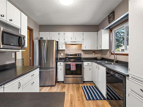 358 Cotlow Rd, Colwood, BC - Indoor Photo Showing Kitchen With Double Sink