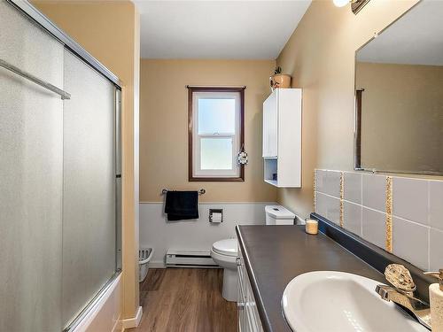 358 Cotlow Rd, Colwood, BC - Indoor Photo Showing Bathroom