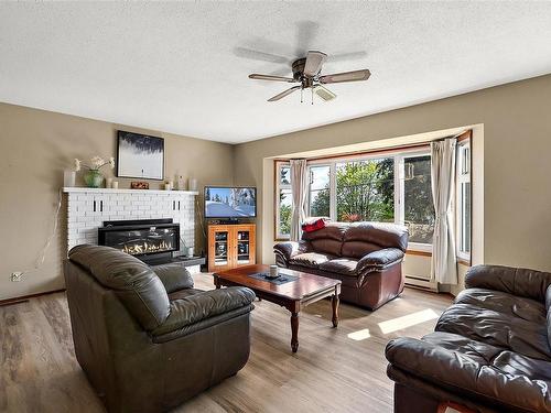 358 Cotlow Rd, Colwood, BC - Indoor Photo Showing Living Room With Fireplace