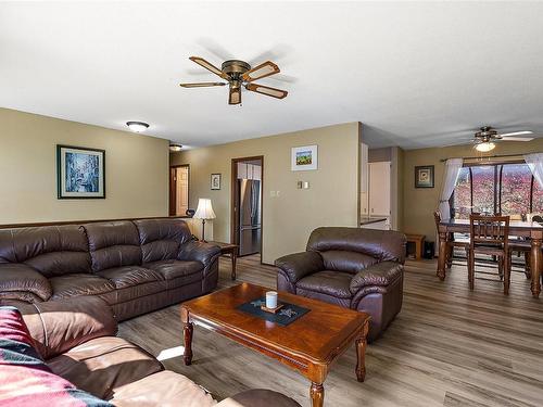 358 Cotlow Rd, Colwood, BC - Indoor Photo Showing Living Room
