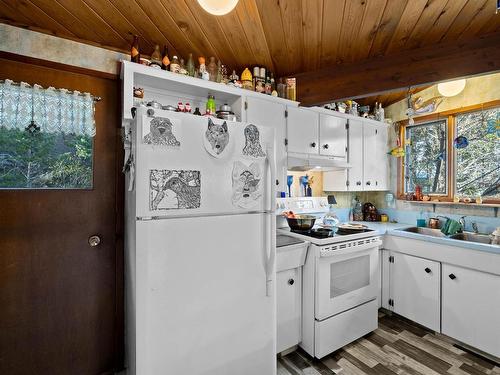 4382 Karindale Road, Kamloops, BC - Indoor Photo Showing Kitchen With Double Sink