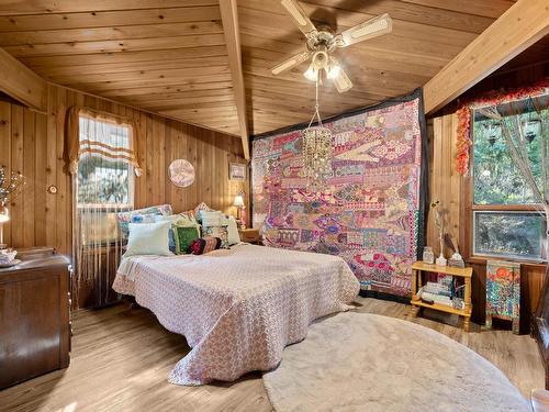 4382 Karindale Road, Kamloops, BC - Indoor Photo Showing Bedroom