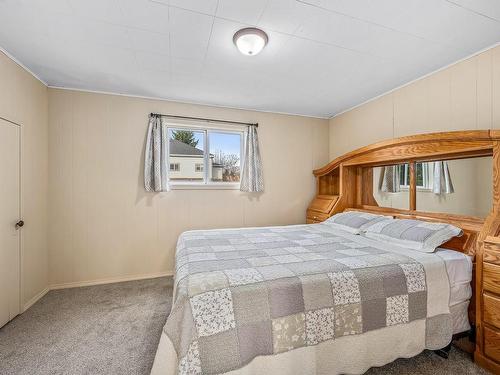 2814 Dunsmuir Ave, Cumberland, BC - Indoor Photo Showing Bedroom