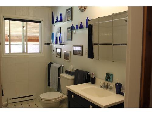 226 Burton Main Road, Burton, BC - Indoor Photo Showing Bathroom