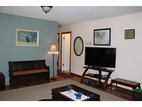 226 Burton Main Road, Burton, BC - Indoor Photo Showing Living Room