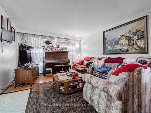 30 Lilac Ave, Toronto, ON - Indoor Photo Showing Living Room