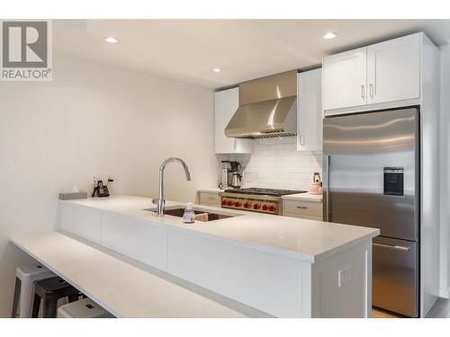 3030 Pandosy Street Unit# 318, Kelowna, BC - Indoor Photo Showing Kitchen With Upgraded Kitchen