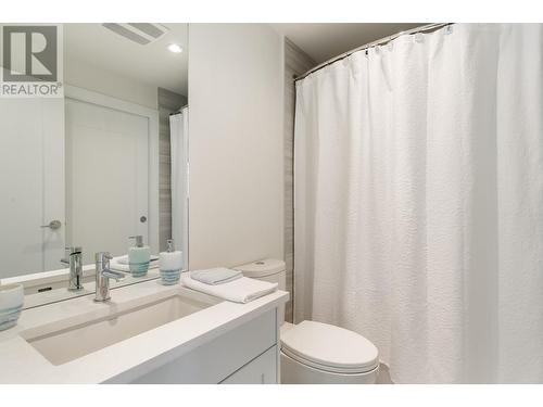 3030 Pandosy Street Unit# 318, Kelowna, BC - Indoor Photo Showing Bathroom