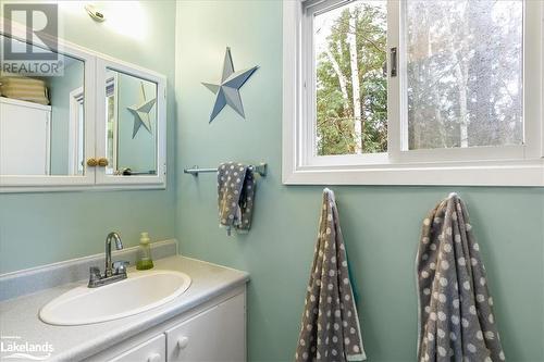 4845 Kennisis Lake Road, Haliburton, ON - Indoor Photo Showing Bathroom