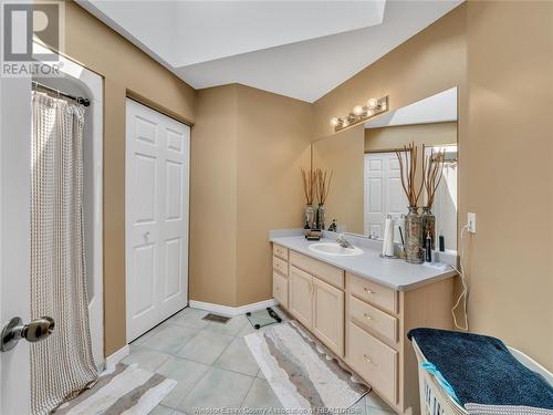 4005 Maple Leaf Crescent, Windsor, ON - Indoor Photo Showing Bathroom