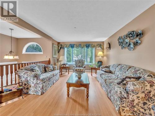 4005 Maple Leaf Crescent, Windsor, ON - Indoor Photo Showing Living Room