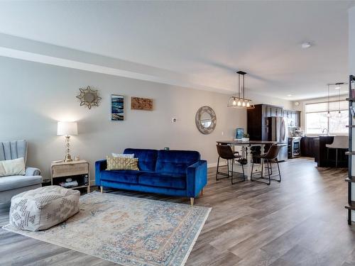 6-3277 Broadview Road, West Kelowna, BC - Indoor Photo Showing Living Room