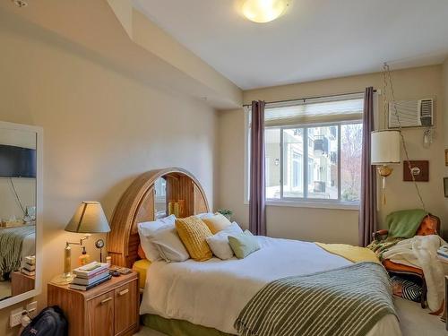 216-1350 Ridgeway Drive, Kelowna, BC - Indoor Photo Showing Bedroom
