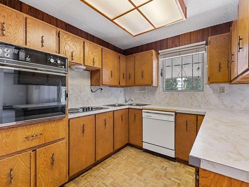 2983 Conlin Court, Kelowna, BC - Indoor Photo Showing Kitchen