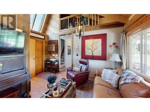 7796 N Bridge Lake Road, 100 Mile House, BC - Indoor Photo Showing Living Room