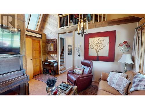 7796 N Bridge Lake Road, 100 Mile House, BC - Indoor Photo Showing Living Room