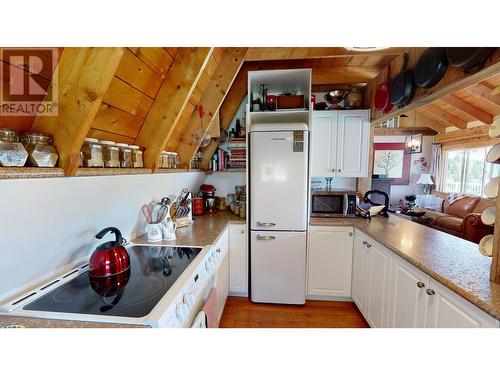 7796 N Bridge Lake Road, 100 Mile House, BC - Indoor Photo Showing Kitchen