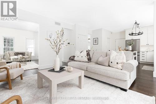 27 Daleman Drive, Bracebridge, ON - Indoor Photo Showing Living Room