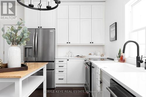 27 Daleman Dr, Bracebridge, ON - Indoor Photo Showing Kitchen With Upgraded Kitchen