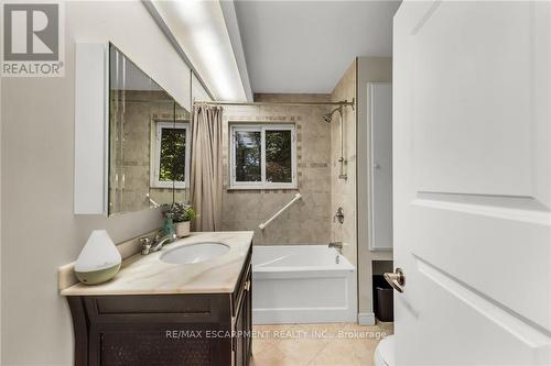 2097 Jerseyville Rd W, Hamilton, ON - Indoor Photo Showing Bathroom