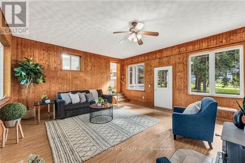 2097 Jerseyville Rd W, Hamilton, ON - Indoor Photo Showing Living Room