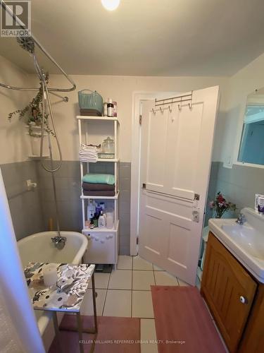 148 Markland St, Hamilton, ON - Indoor Photo Showing Bathroom