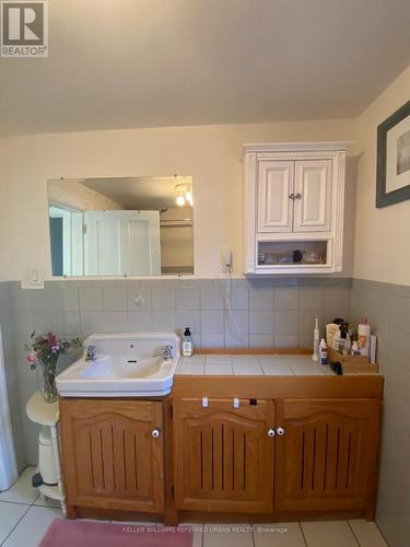 148 Markland St, Hamilton, ON - Indoor Photo Showing Bathroom