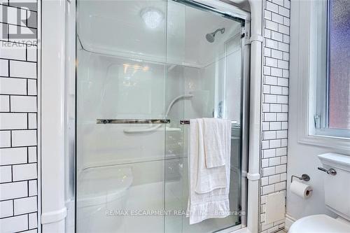 15 Carrick Avenue, Hamilton, ON - Indoor Photo Showing Bathroom